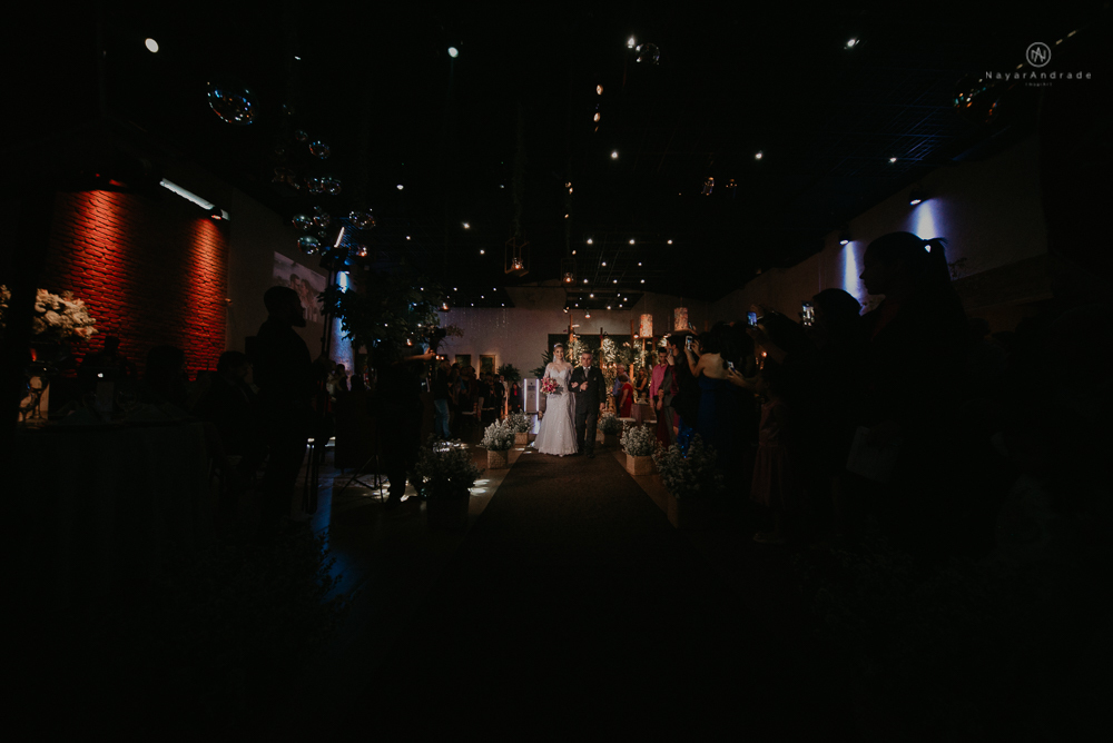 Making of de noiva no espaço lis em santos. Vestido véu e gravata e cerimonia no atmosfera no guarujá.