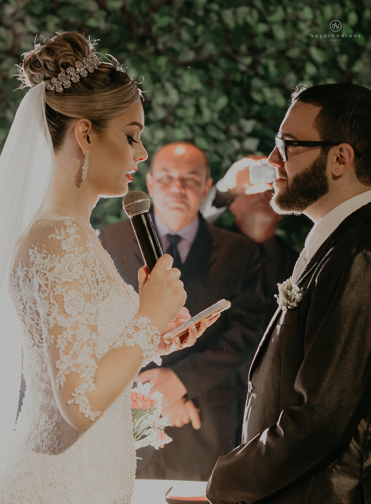 Making of de noiva no espaço lis em santos. Vestido véu e gravata e cerimonia no atmosfera no guarujá.