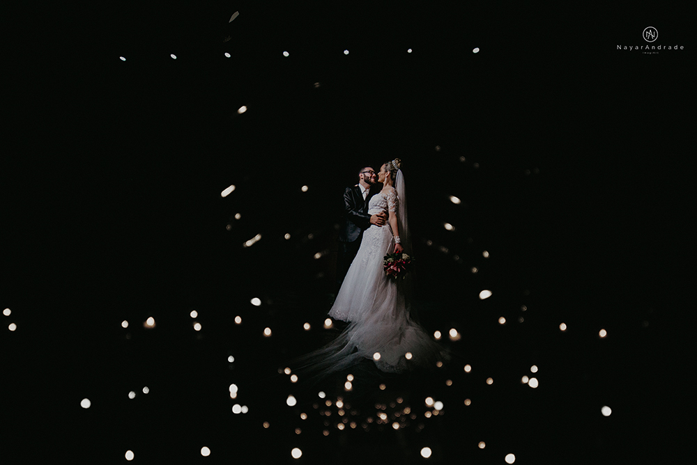 Fotos externas de casamento feitas no salão atmosfera no guarujá. NOiva com véu voando e limosine branca.