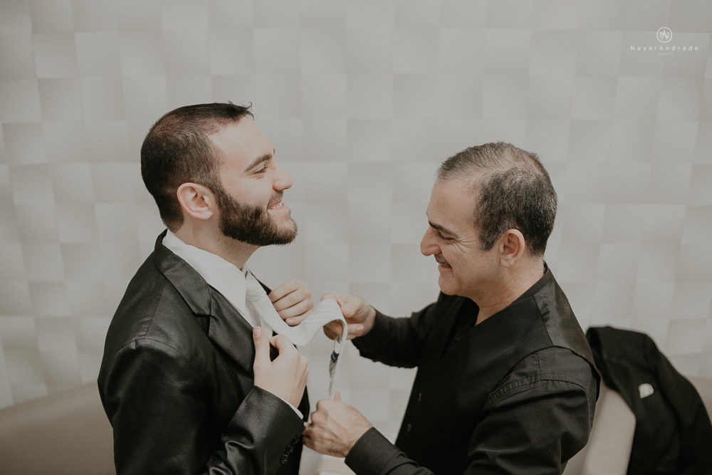 Making of de noiva no espaço lis em santos. Vestido véu e gravata e cerimonia no atmosfera no guarujá.