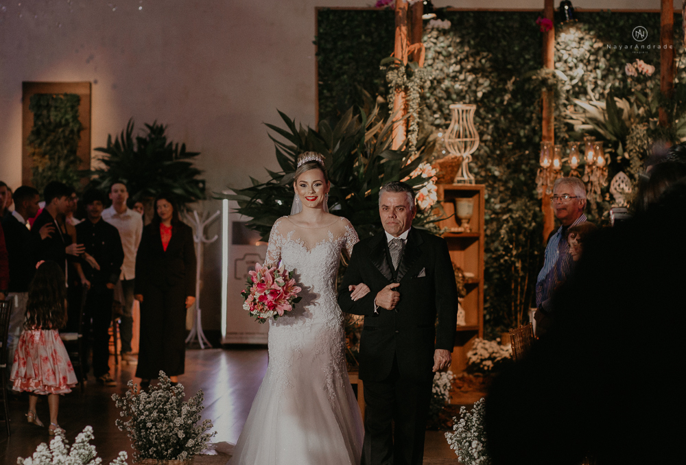 Making of de noiva no espaço lis em santos. Vestido véu e gravata e cerimonia no atmosfera no guarujá.