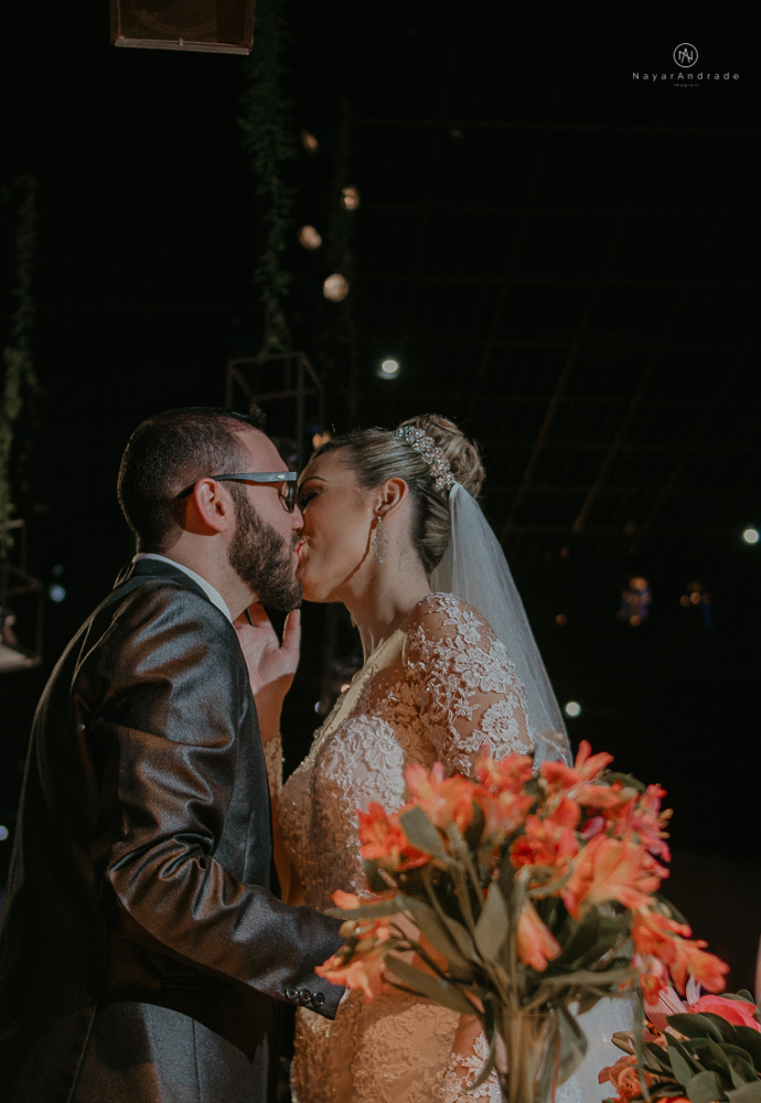 Making of de noiva no espaço lis em santos. Vestido véu e gravata e cerimonia no atmosfera no guarujá.