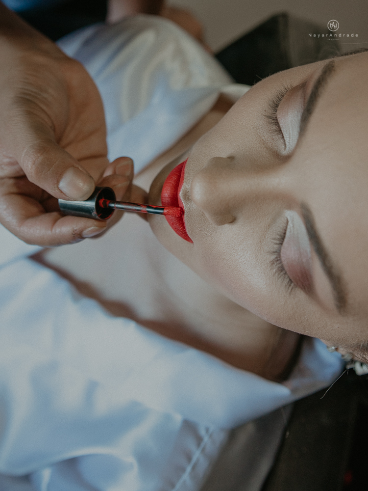 Making of de noiva no espaço lis em santos. Vestido véu e gravata e cerimonia no atmosfera no guarujá.