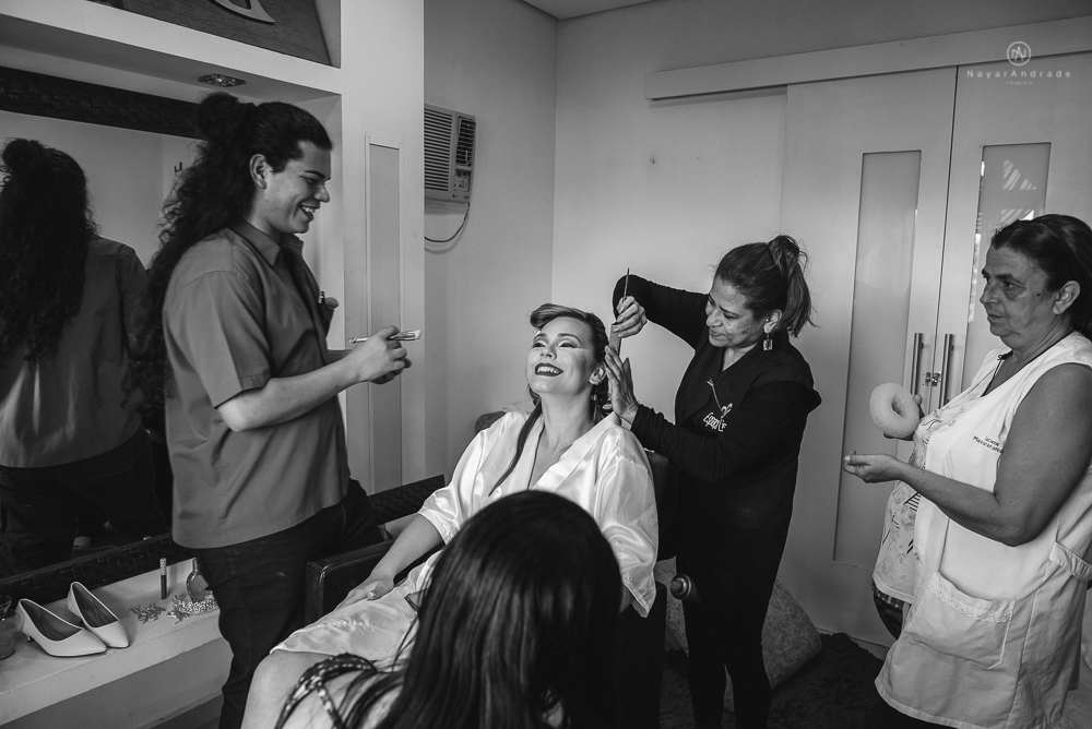 Making of de noiva no espaço lis em santos. Vestido véu e gravata e cerimonia no atmosfera no guarujá.