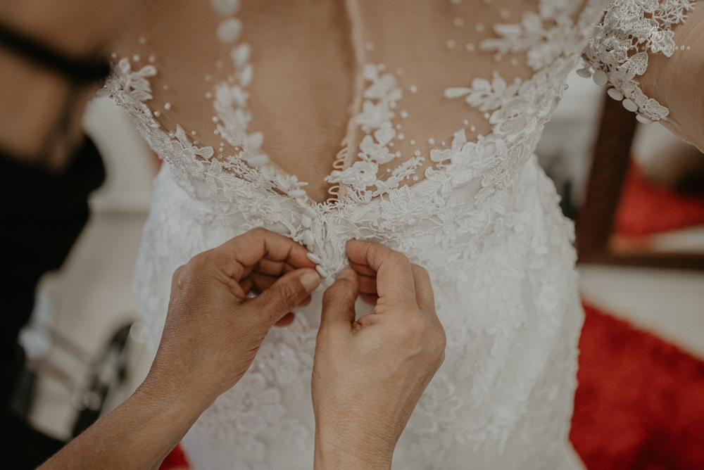 Making of de noiva no espaço lis em santos. Vestido véu e gravata e cerimonia no atmosfera no guarujá.