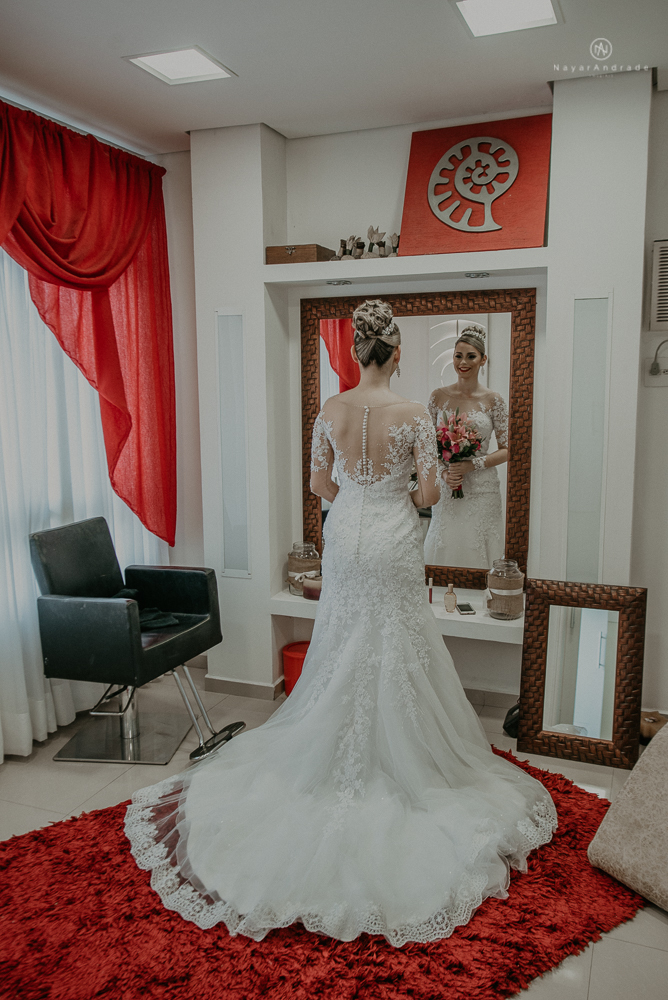 Making of de noiva no espaço lis em santos. Vestido véu e gravata e cerimonia no atmosfera no guarujá.