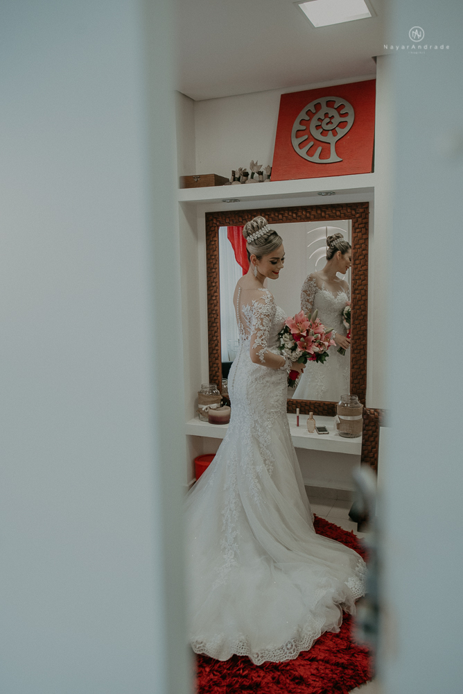 Making of de noiva no espaço lis em santos. Vestido véu e gravata e cerimonia no atmosfera no guarujá.