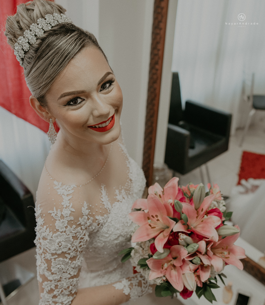 Making of de noiva no espaço lis em santos. Vestido véu e gravata e cerimonia no atmosfera no guarujá.