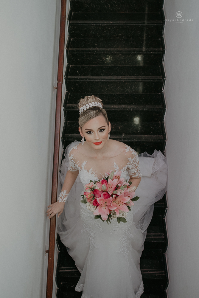 Making of de noiva no espaço lis em santos. Vestido véu e gravata e cerimonia no atmosfera no guarujá.