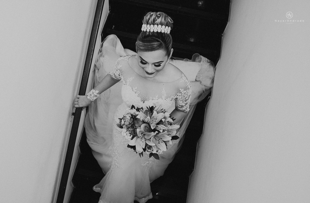 Making of de noiva no espaço lis em santos. Vestido véu e gravata e cerimonia no atmosfera no guarujá.