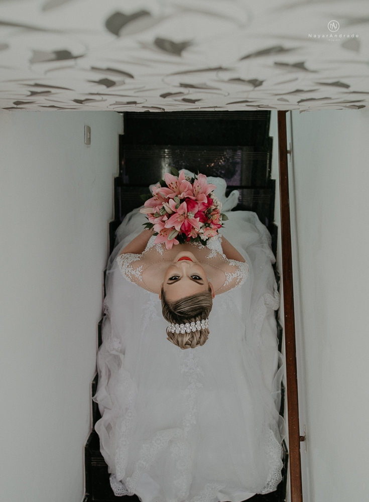 Making of de noiva no espaço lis em santos. Vestido véu e gravata e cerimonia no atmosfera no guarujá.