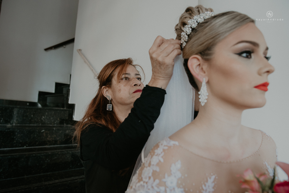 Making of de noiva no espaço lis em santos. Vestido véu e gravata e cerimonia no atmosfera no guarujá.