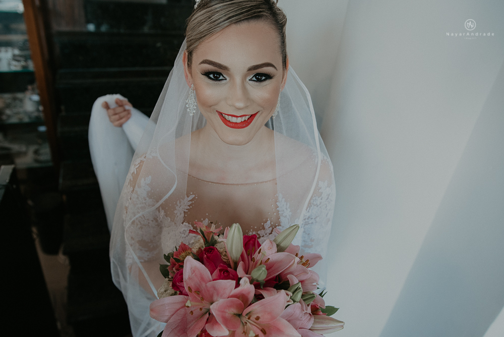 Making of de noiva no espaço lis em santos. Vestido véu e gravata e cerimonia no atmosfera no guarujá.