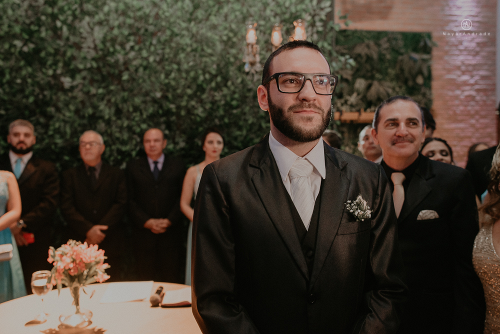 Making of de noiva no espaço lis em santos. Vestido véu e gravata e cerimonia no atmosfera no guarujá.