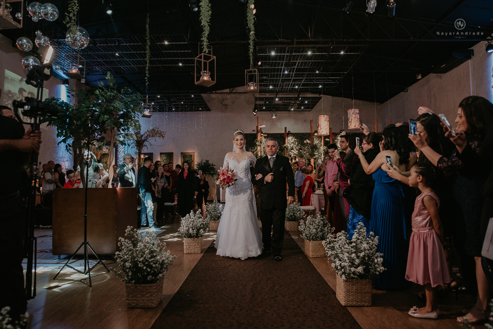 Making of de noiva no espaço lis em santos. Vestido véu e gravata e cerimonia no atmosfera no guarujá.