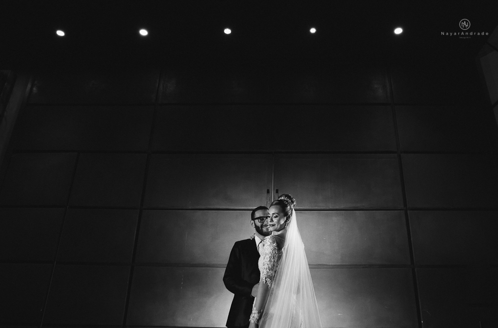 Making of de noiva no espaço lis em santos. Vestido véu e gravata e cerimonia no atmosfera no guarujá.Fotos externas de casamento feitas no salão atmosfera no guarujá. NOiva com véu voando e limosine branca.