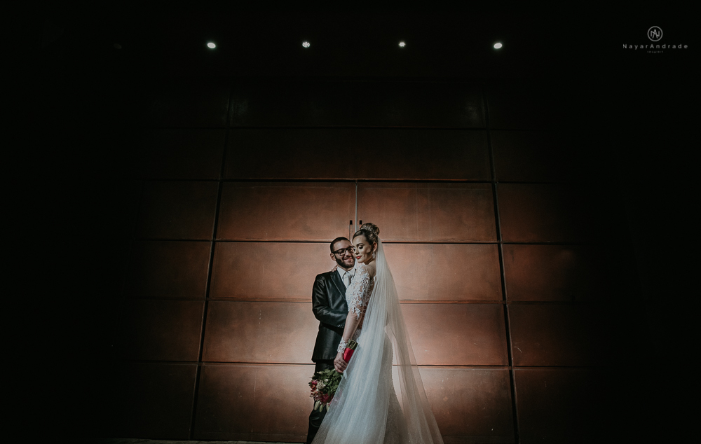 Making of de noiva no espaço lis em santos. Vestido véu e gravata e cerimonia no atmosfera no guarujá.Fotos externas de casamento feitas no salão atmosfera no guarujá. NOiva com véu voando e limosine branca.