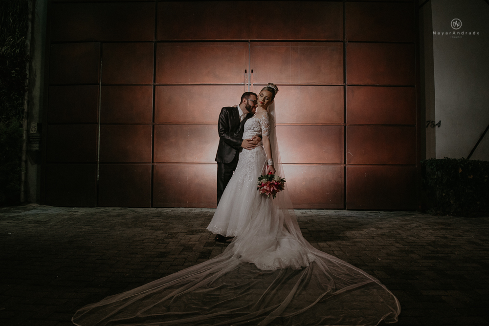 Making of de noiva no espaço lis em santos. Vestido véu e gravata e cerimonia no atmosfera no guarujá.Fotos externas de casamento feitas no salão atmosfera no guarujá. NOiva com véu voando e limosine branca.