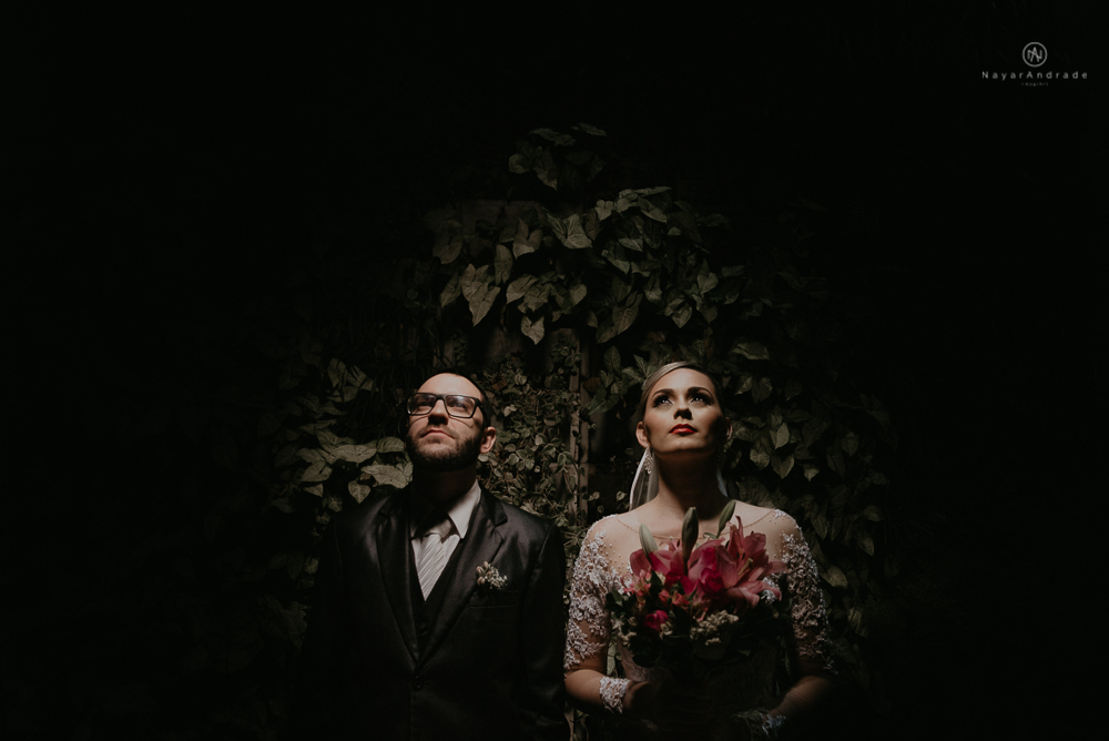 Making of de noiva no espaço lis em santos. Vestido véu e gravata e cerimonia no atmosfera no guarujá.Fotos externas de casamento feitas no salão atmosfera no guarujá. NOiva com véu voando e limosine branca.