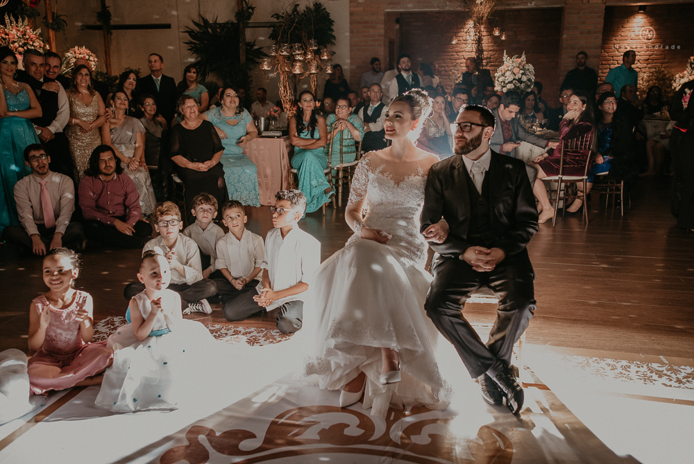 Making of de noiva no espaço lis em santos. Vestido véu e gravata e cerimonia no atmosfera no guarujá.Fotos externas de casamento feitas no salão atmosfera no guarujá. NOiva com véu voando e limosine branca.