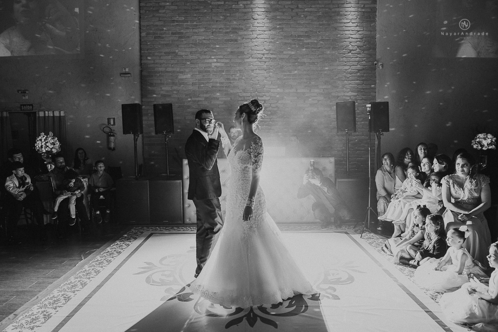 Making of de noiva no espaço lis em santos. Vestido véu e gravata e cerimonia no atmosfera no guarujá.Fotos externas de casamento feitas no salão atmosfera no guarujá. NOiva com véu voando e limosine branca.