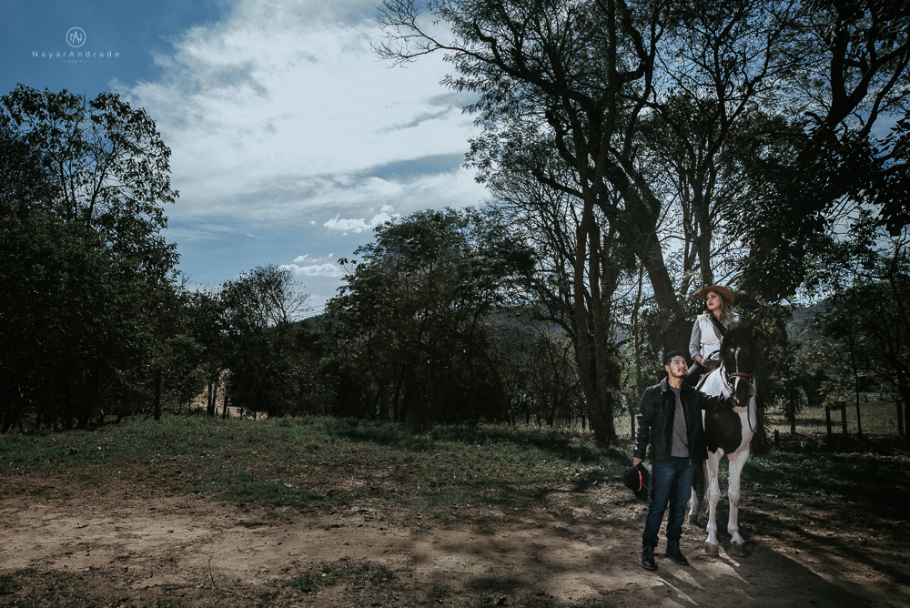 Ensaio casal na cachoeira com cavalos dia de Sol