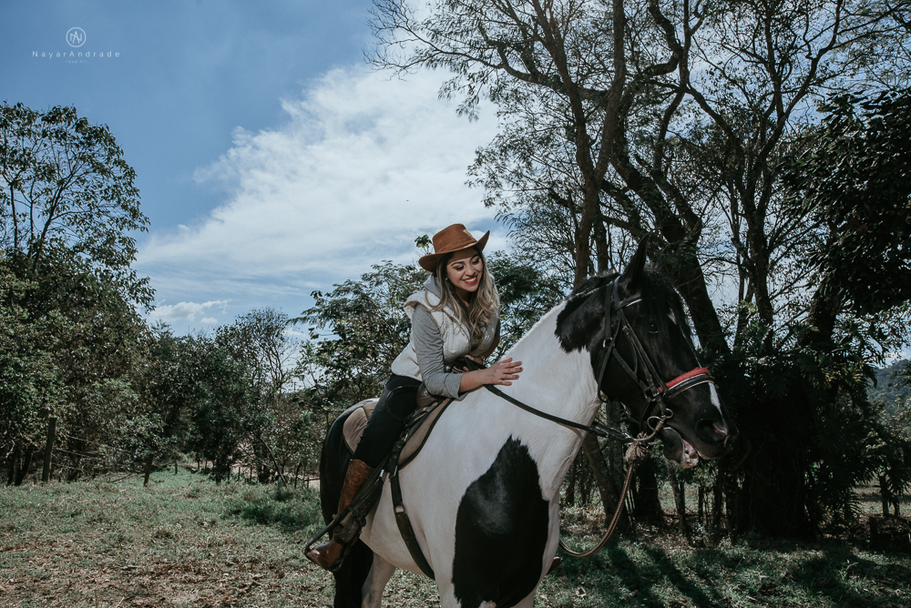 Ensaio casal na cachoeira com cavalos dia de Sol