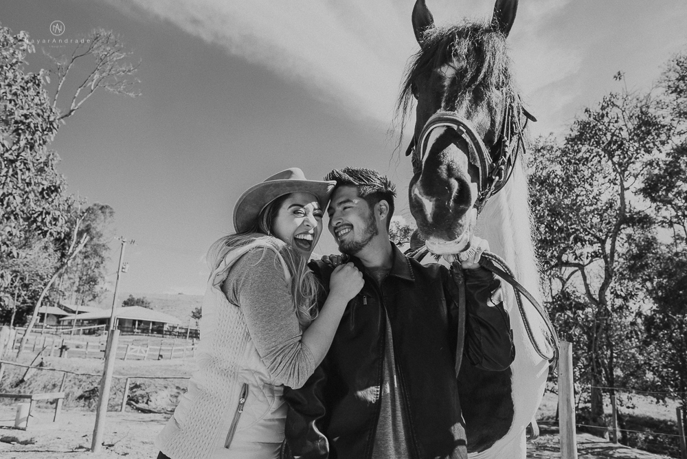 Ensaio casal na cachoeira com cavalos dia de Sol