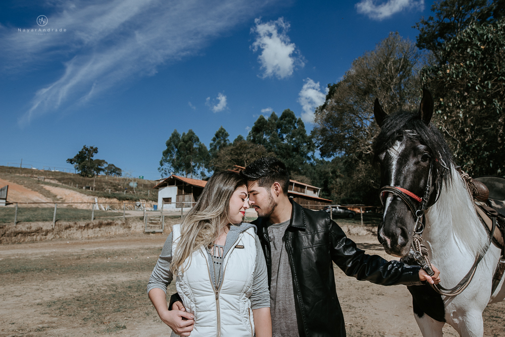 Ensaio casal na cachoeira com cavalos dia de Sol