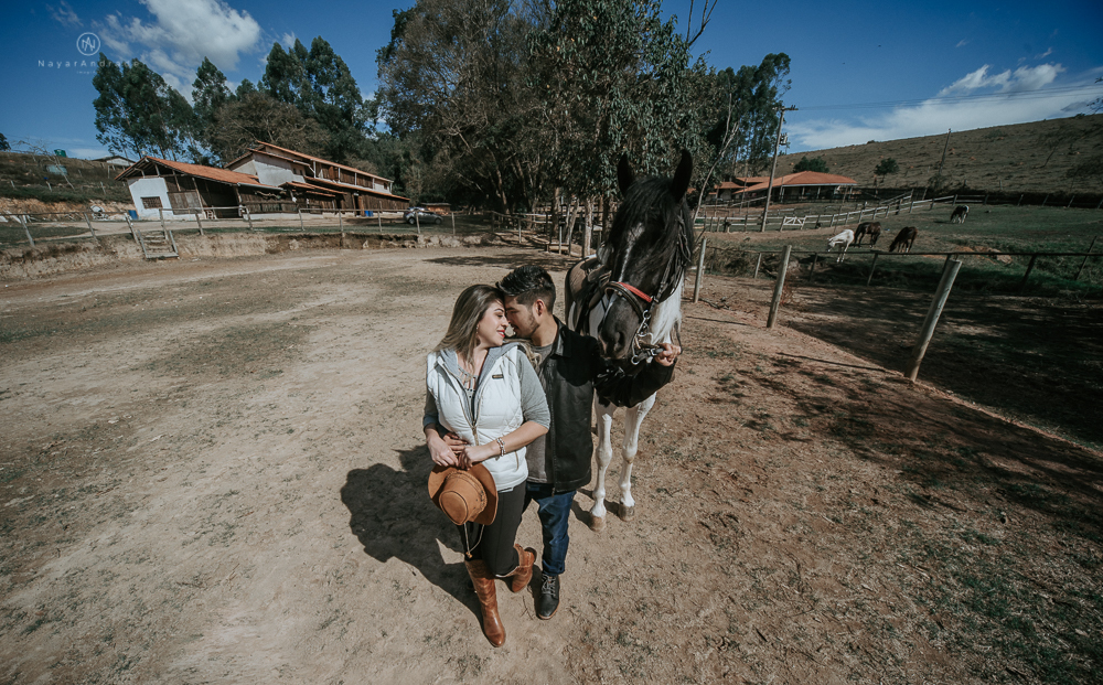 Ensaio casal na cachoeira com cavalos dia de Sol
