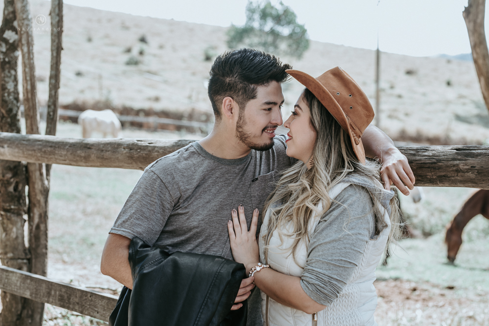 Ensaio casal na cachoeira com cavalos dia de Sol