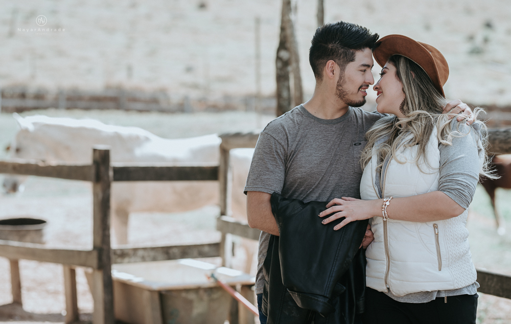 Ensaio casal na cachoeira com cavalos dia de Sol