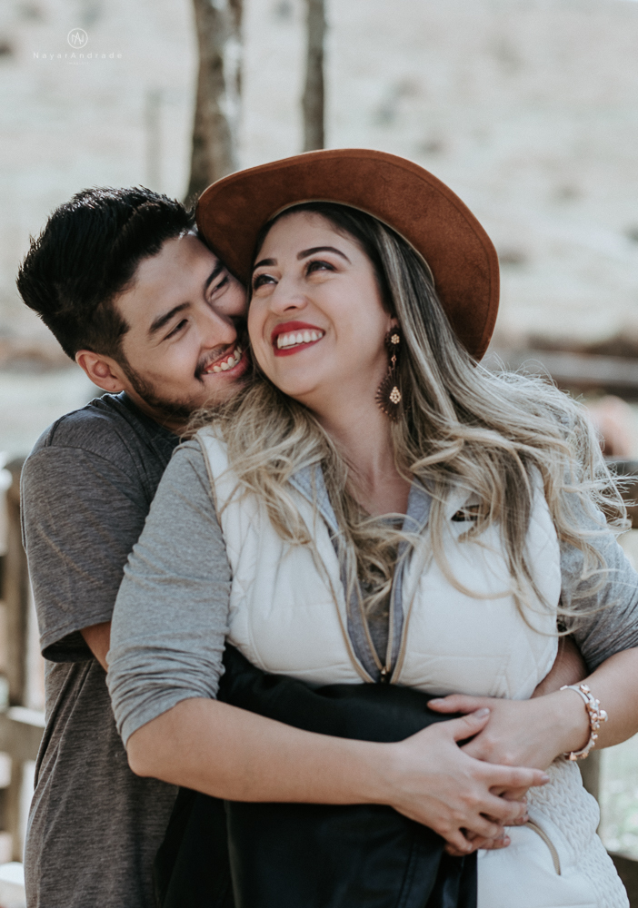 Ensaio casal na cachoeira com cavalos dia de Sol