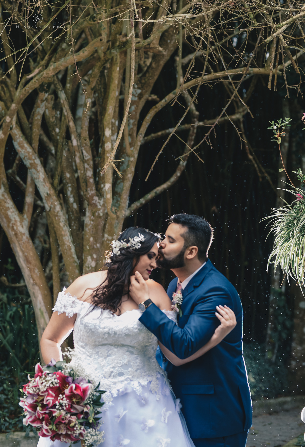 Casamento ao ar livre no jardim do mombaça park em Itapecirica da Serra, buffet Monthez. Noiva com buque florido e noivo de terno azul e gravata lilas, casamento de dia e fotografia nayarandrade imagiart fotografa Nayara Andrade