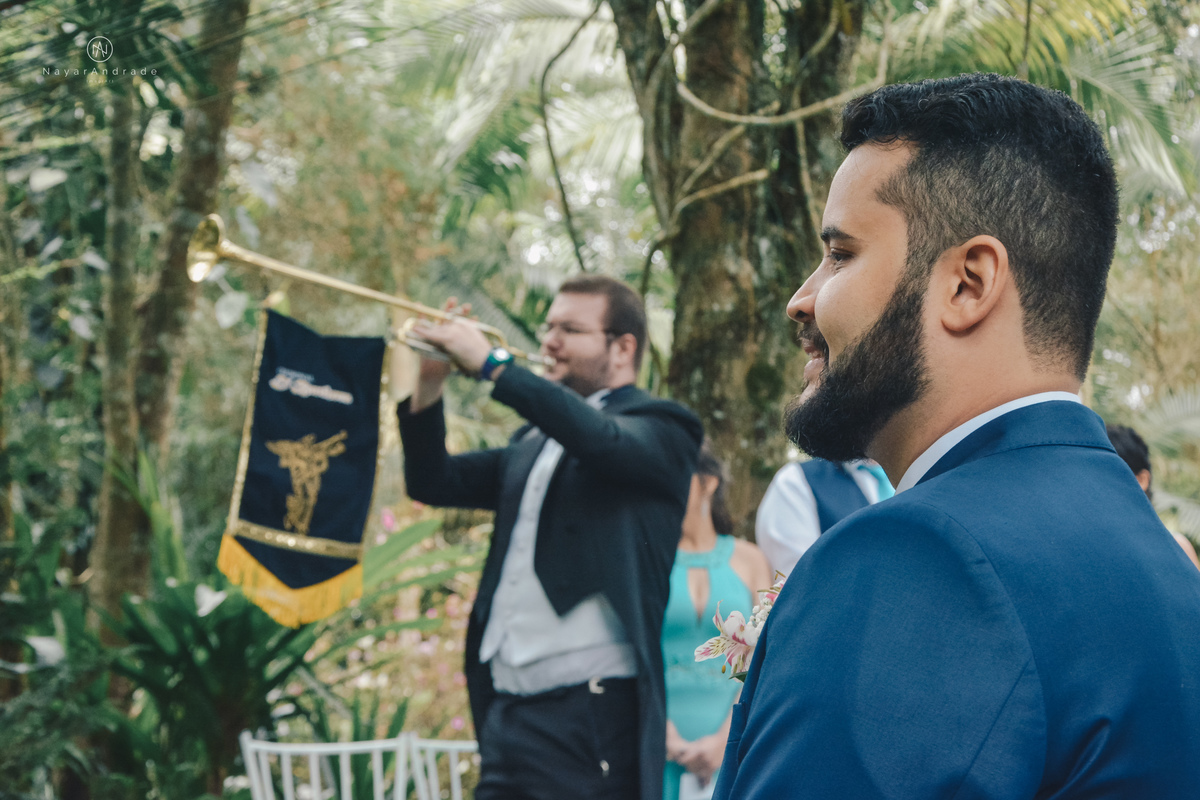 Casamento ao ar livre no jardim do mombaça park em Itapecirica da Serra, buffet Monthez. Noiva com buque florido e noivo de terno azul e gravata lilas, casamento de dia e fotografia nayarandrade imagiart fotografa Nayara Andrade
