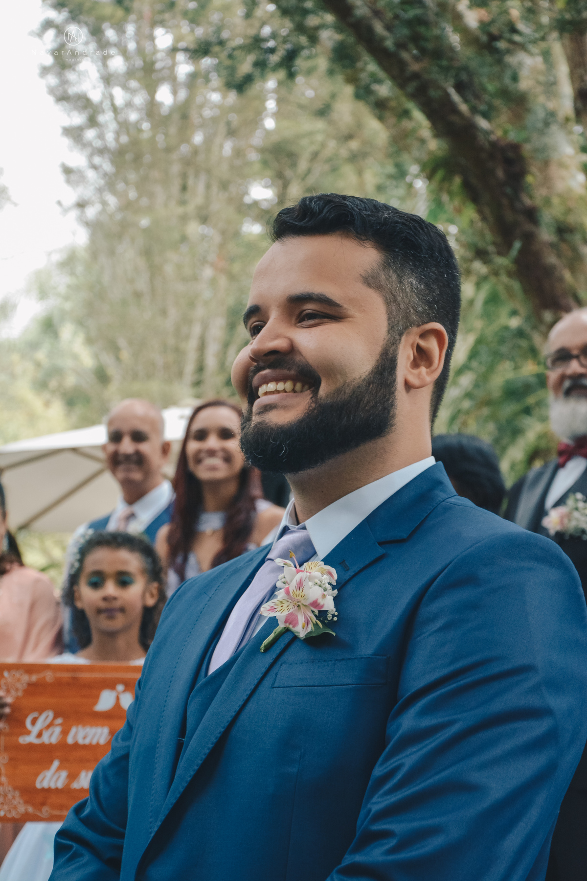 Casamento ao ar livre no jardim do mombaça park em Itapecirica da Serra, buffet Monthez. Noiva com buque florido e noivo de terno azul e gravata lilas, casamento de dia e fotografia nayarandrade imagiart fotografa Nayara Andrade