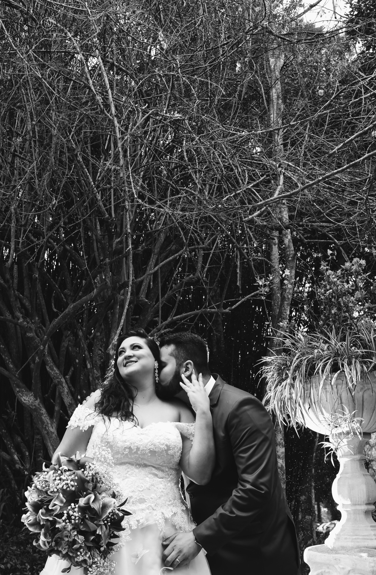 Casamento ao ar livre no jardim do mombaça park em Itapecirica da Serra, buffet Monthez. Noiva com buque florido e noivo de terno azul e gravata lilas, casamento de dia e fotografia nayarandrade imagiart fotografa Nayara Andrade