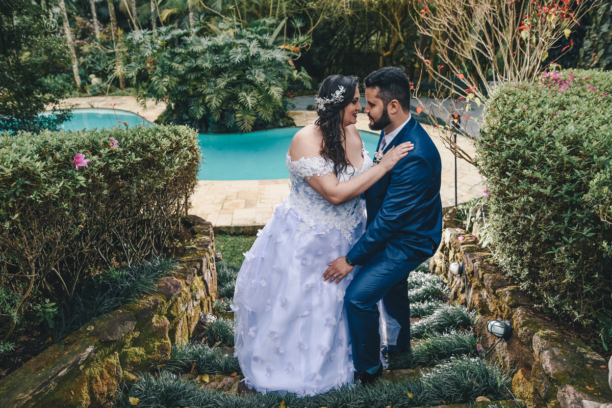 Casamento ao ar livre no jardim do mombaça park em Itapecirica da Serra, buffet Monthez. Noiva com buque florido e noivo de terno azul e gravata lilas, casamento de dia e fotografia nayarandrade imagiart fotografa Nayara Andrade