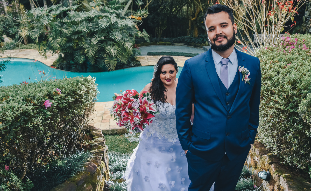 Casamento ao ar livre no jardim do mombaça park em Itapecirica da Serra, buffet Monthez. Noiva com buque florido e noivo de terno azul e gravata lilas, casamento de dia e fotografia nayarandrade imagiart fotografa Nayara Andrade