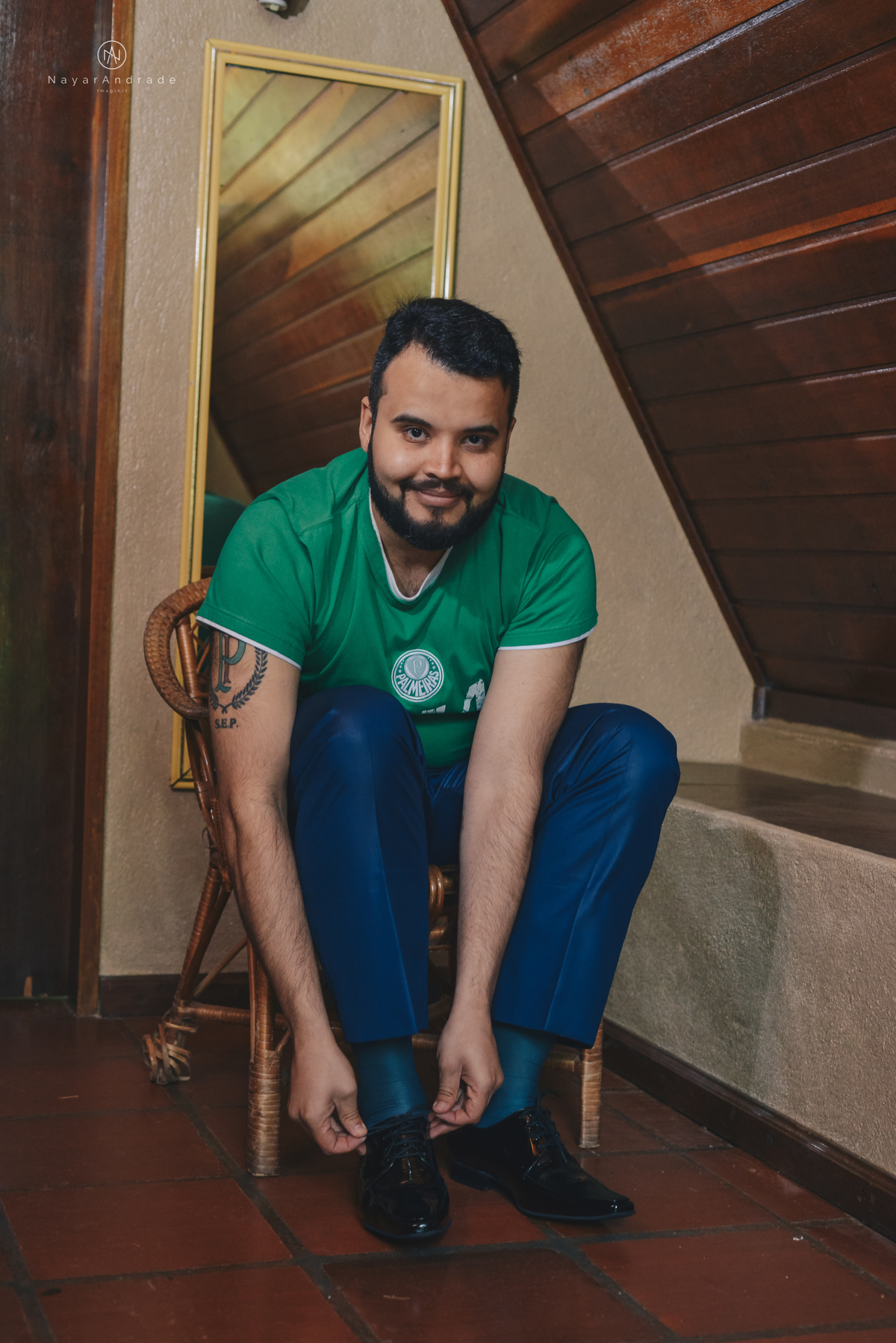 Casamento ao ar livre no jardim do mombaça park em Itapecirica da Serra, buffet Monthez. Noiva com buque florido e noivo de terno azul e gravata lilas, casamento de dia e fotografia nayarandrade imagiart fotografa Nayara Andrade