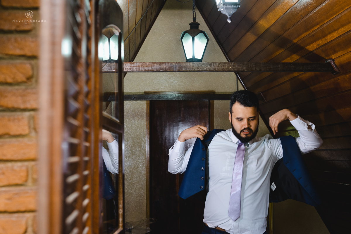 Casamento ao ar livre no jardim do mombaça park em Itapecirica da Serra, buffet Monthez. Noiva com buque florido e noivo de terno azul e gravata lilas, casamento de dia e fotografia nayarandrade imagiart fotografa Nayara Andrade
