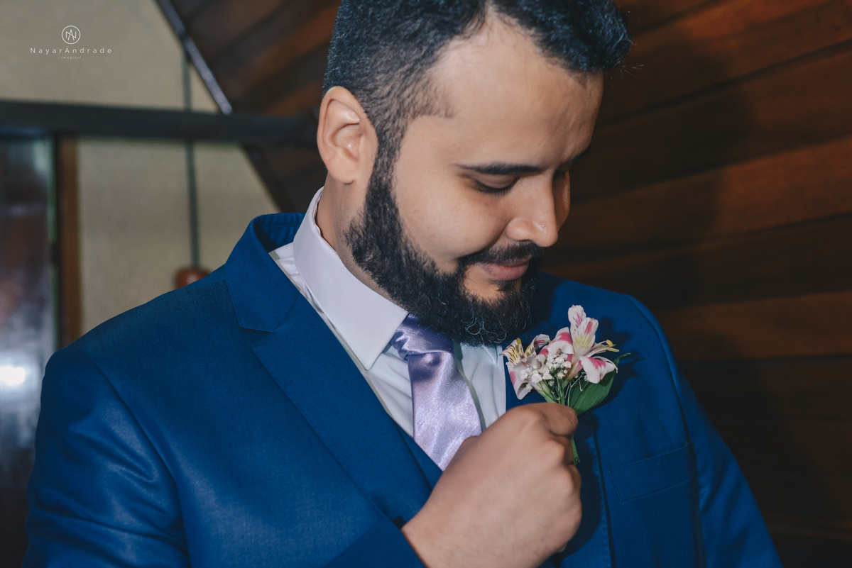 Casamento ao ar livre no jardim do mombaça park em Itapecirica da Serra, buffet Monthez. Noiva com buque florido e noivo de terno azul e gravata lilas, casamento de dia e fotografia nayarandrade imagiart fotografa Nayara Andrade