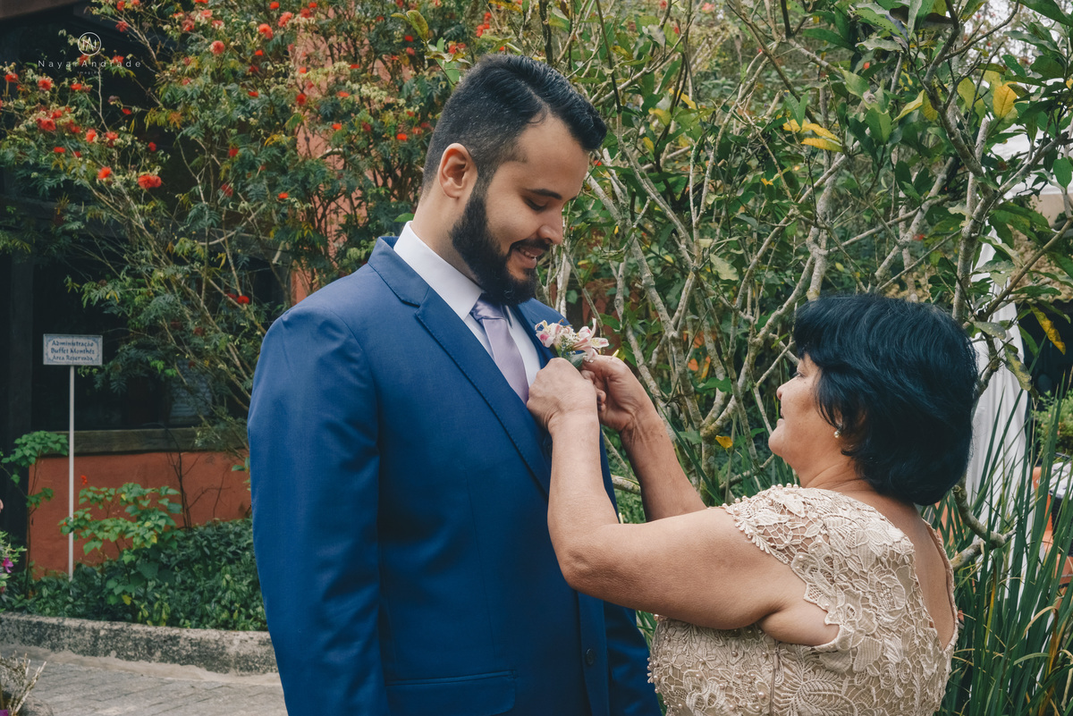 Casamento ao ar livre no jardim do mombaça park em Itapecirica da Serra, buffet Monthez. Noiva com buque florido e noivo de terno azul e gravata lilas, casamento de dia e fotografia nayarandrade imagiart fotografa Nayara Andrade