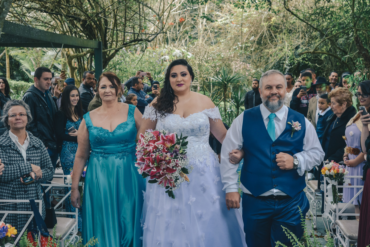 Casamento ao ar livre no jardim do mombaça park em Itapecirica da Serra, buffet Monthez. Noiva com buque florido e noivo de terno azul e gravata lilas, casamento de dia e fotografia nayarandrade imagiart fotografa Nayara Andrade