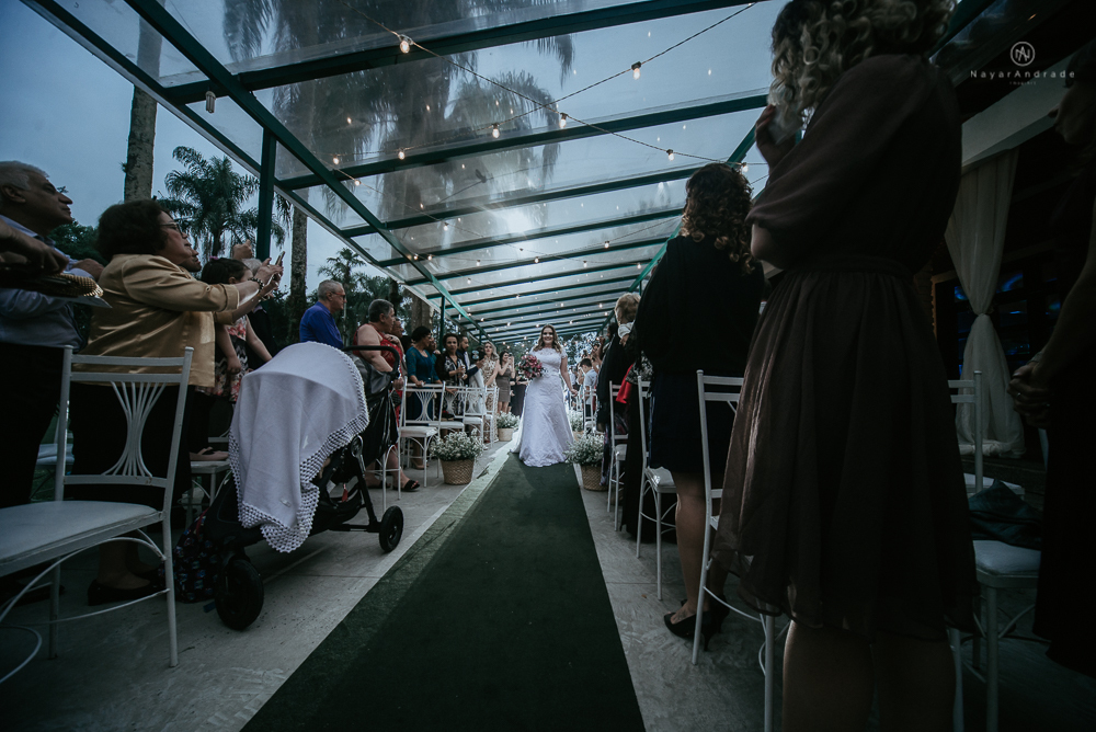 casamento de dia ao ar livre no jardim do golf clube em sao vicente, decoracao rustica com flores rosas e brancas, vestido de noiva da Santos Maison claudio santos. Casamento realizado no litoral de sao paulo pela fotografa Nayara Andrade