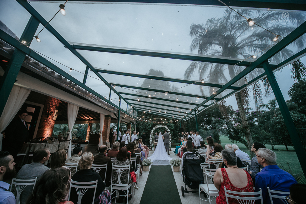 casamento de dia ao ar livre no jardim do golf clube em sao vicente, decoracao rustica com flores rosas e brancas, vestido de noiva da Santos Maison claudio santos. Casamento realizado no litoral de sao paulo pela fotografa Nayara Andrade