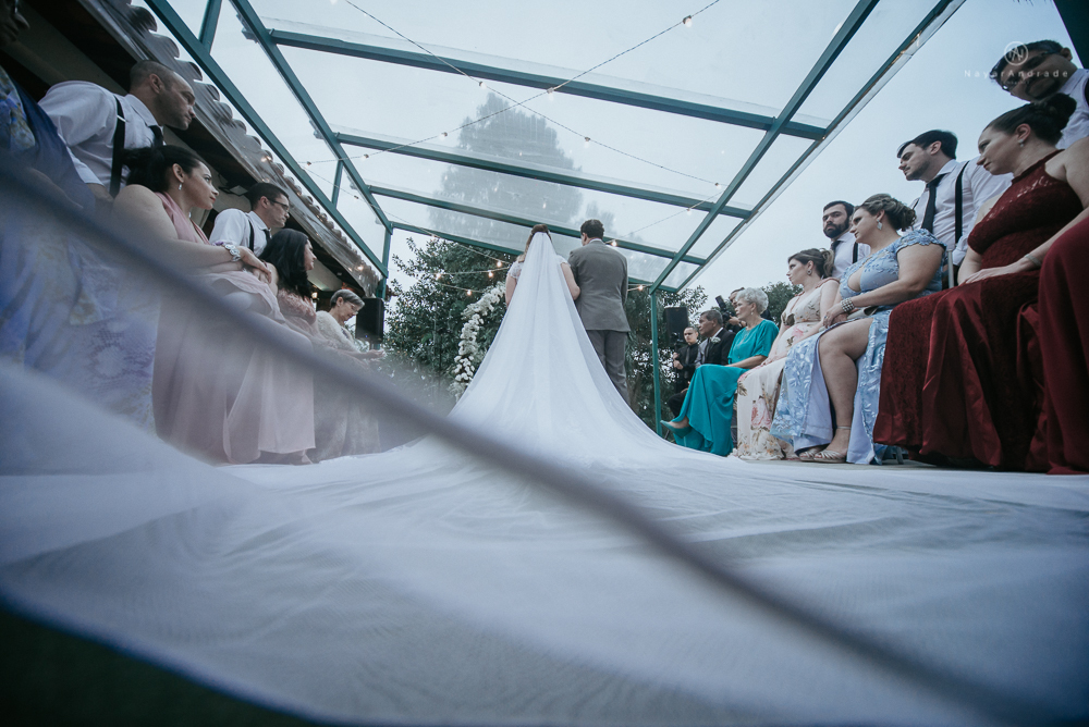 casamento de dia ao ar livre no jardim do golf clube em sao vicente, decoracao rustica com flores rosas e brancas, vestido de noiva da Santos Maison claudio santos. Casamento realizado no litoral de sao paulo pela fotografa Nayara Andrade