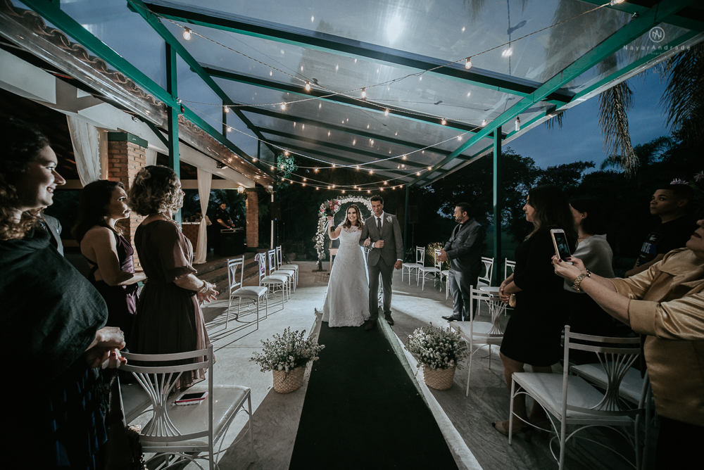 casamento de dia ao ar livre no jardim do golf clube em sao vicente, decoracao rustica com flores rosas e brancas, vestido de noiva da Santos Maison claudio santos. Casamento realizado no litoral de sao paulo pela fotografa Nayara Andrade