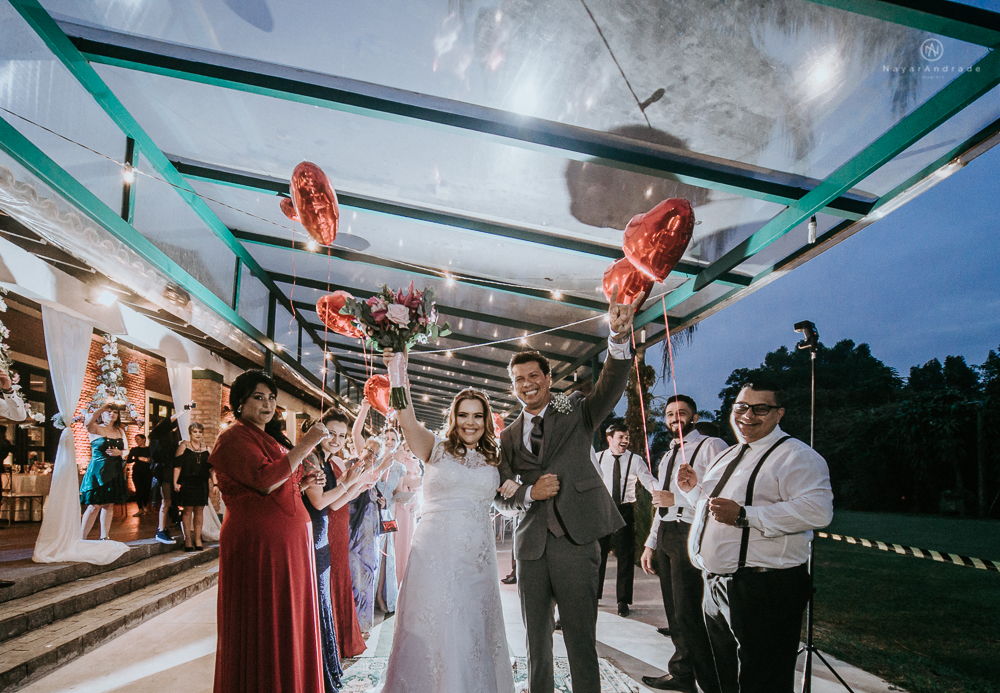 casamento de dia ao ar livre no jardim do golf clube em sao vicente, decoracao rustica com flores rosas e brancas, vestido de noiva da Santos Maison claudio santos. Casamento realizado no litoral de sao paulo pela fotografa Nayara Andrade