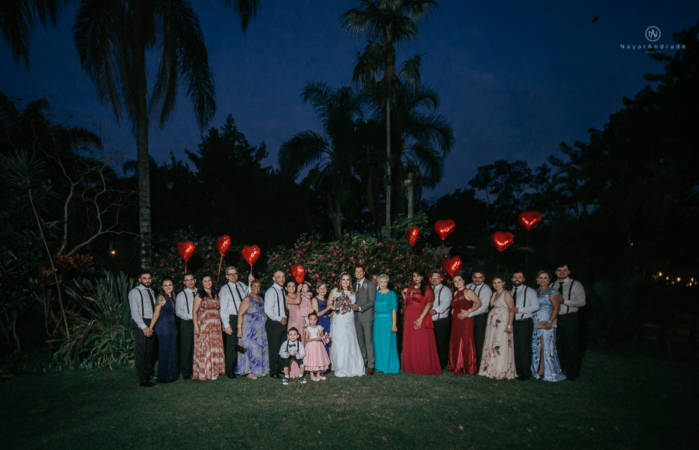 casamento de dia ao ar livre no jardim do golf clube em sao vicente, decoracao rustica com flores rosas e brancas, vestido de noiva da Santos Maison claudio santos. Casamento realizado no litoral de sao paulo pela fotografa Nayara Andrade